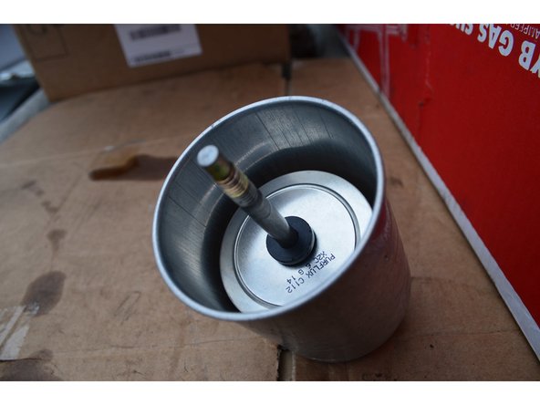 Reposez la rondelle et le ressort.