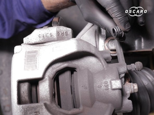 Retirer les deux capuchons au dos de l'étrier à l'aide d'un tournevis plat