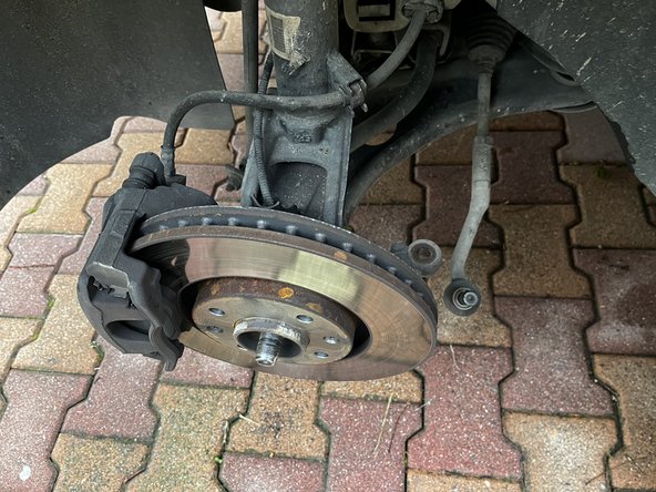 Dévisser l'écrou de fixation de la rotule de direction avec un clé de 16 jusqu'a arriver a fleur de la vis de la rotule. Puis taper dessus avec un maillet pour extraire la rotule puis finir de retirer l'écrou.