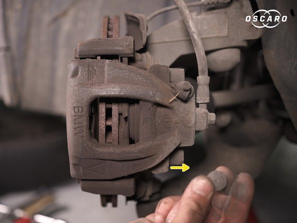 Dévisser ces deux colonnettes avec un cliquet et un embout allen de 7