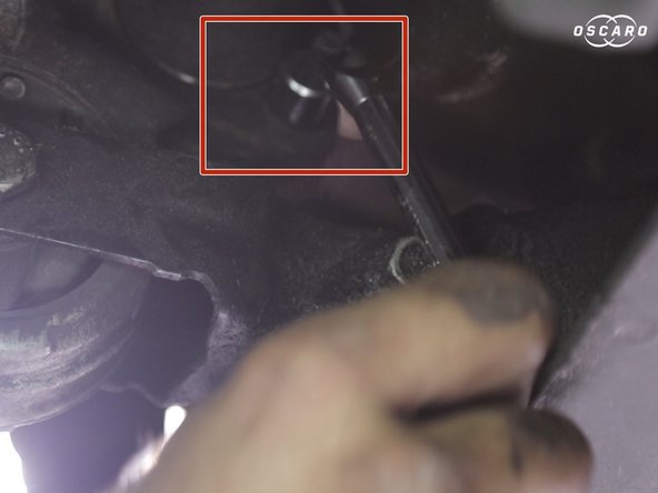 Avec une clé de 11 Desserrer sans les retirer  les deux écrous de bride du roulement du cardan qui traverse le support moteur inférieur