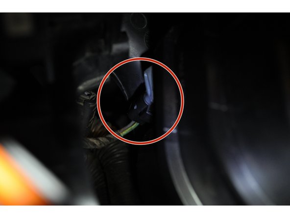 Dégager le boitier de son support en le pivotant, dans le sens anti horaire, autour de son point d'ancrage arrière. Tirer le boitier vers le haut pour le dégager avec précaution, puis débrancher le connecteur du réchauffeur électrique situé sous le filtre. Vérifier que le nouveau filtre à carburant correspond à l'ancien.