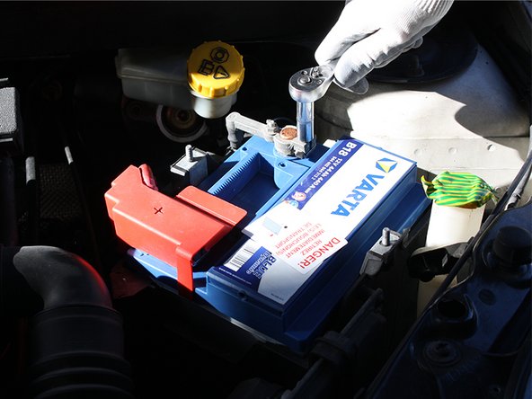 Serrer l'écrou de 10mm.