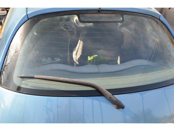 Présentez le balai devant son emplacement puis clipsez-le.