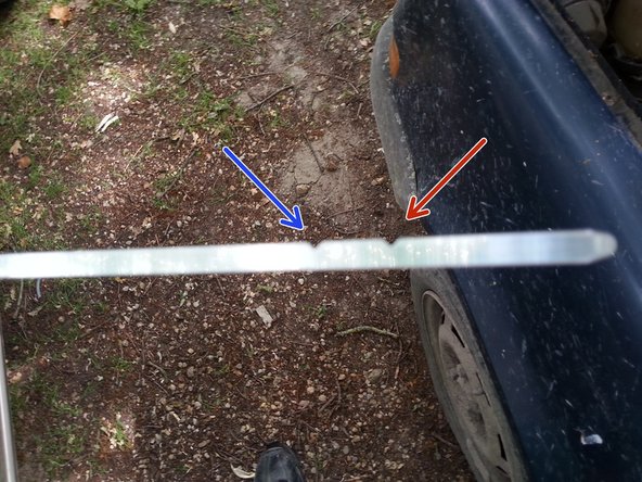 sur la photo n°3 (jauge essuyée) on voit mieux les encoches pour indiquer le maxi et le minimum.