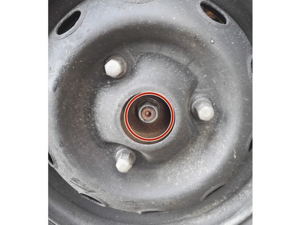 Véhicule au sol, dévisser complètement l'écrou du cardan