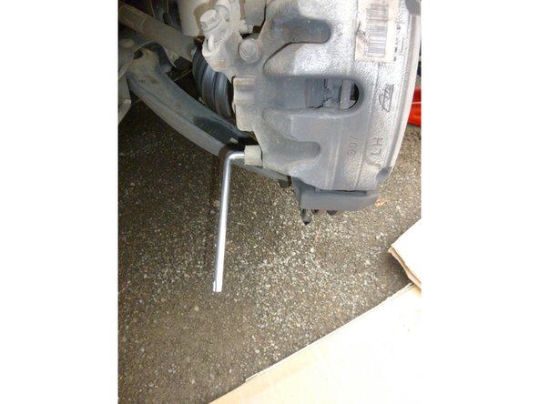 Avec une clé torx de 45 male dévisser les 2 vis de fixation de l'étrier. photo 2 &amp; 3.