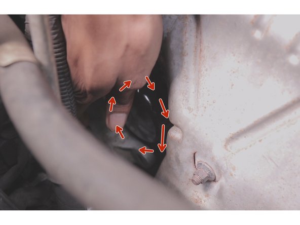 Repositionner le nouveau filtre à huile dans son emplacement puis revisser fermement le filtre à la main