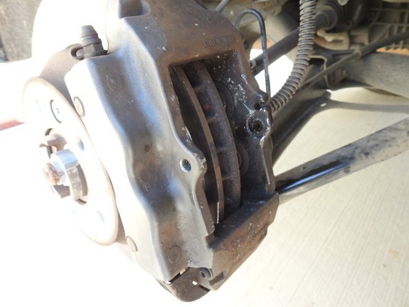 Une fois l’axe retiré, on peut enlever la plaque de maintien et les plaquettes usées.