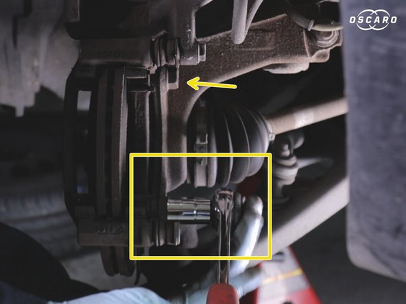 Dévisser et retirer les deux vis de la chape de l’étrier