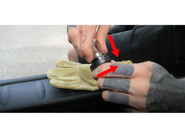 Pour retirer l'ampoule pousser la vers le bas puis tourner la de gauche a droite