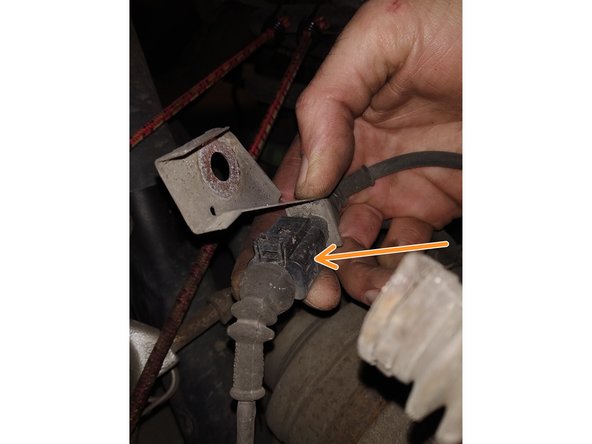 Si nécessaire (suivant le côté du véhicule), rebrancher le capteur d'usure sur le faisceau.