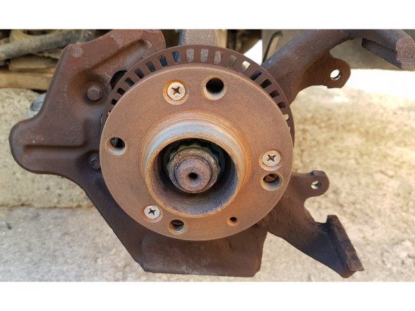 Vous pouvez enduire la face du moyeu avec un peu de graisse cuivrée afin d'éviter que le disque ne &quot;colle&quot; et ainsi faciliter un futur démontage.