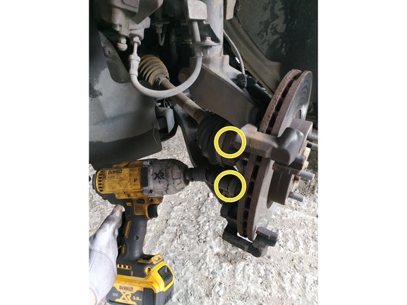 La plaquette côté piston est tenue par un ressort. Il suffit de tirer pour l'extraire.