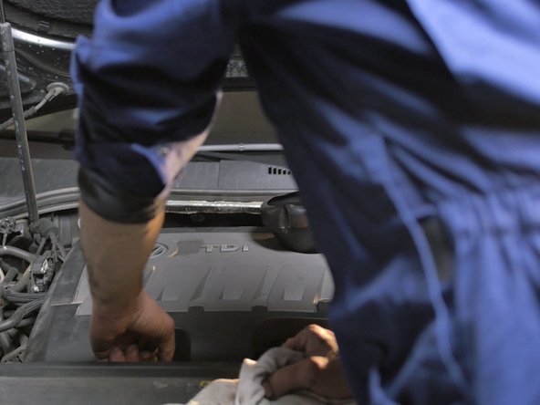 Retirer la jauge pour voir le niveau, il doit être en dessous du MAX