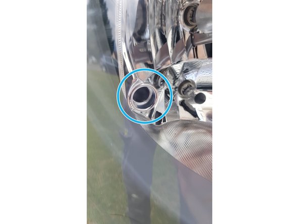 Nous allons retiré l'ampoule des feux de position (veilleuse).