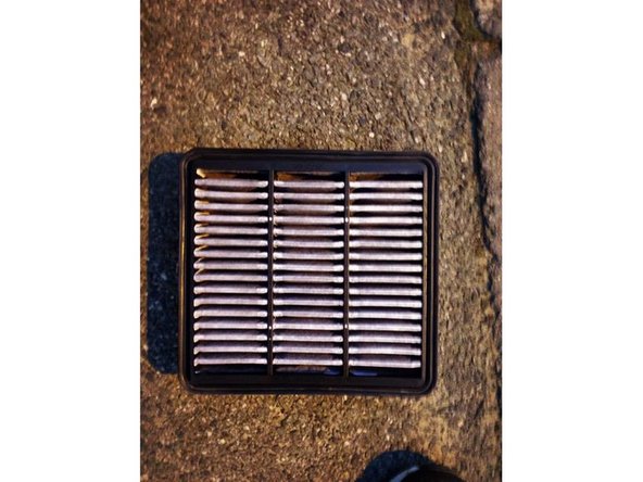 Remettez le filtre à air en respectant son sens, appuyez fortement dessus pour qu'il soit bien appuyé au fond.