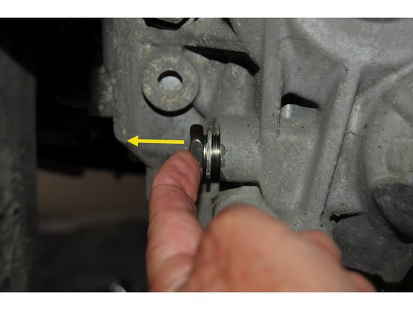 Desserrer maintenant le bouchon de remplissage afin de réaliser une prise d'air pour faciliter la vidange. (le laisser en place pendant la vidange pour éviter toute introduction de poussière ou autres).