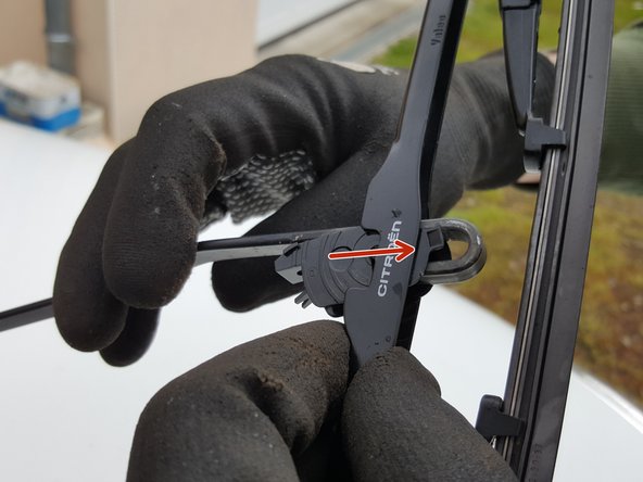 Pousser l'attache du balai jusqu'au fond du bras