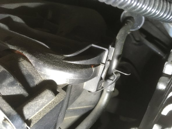 Retirer le cache filtre à air en le tirant vers le haut