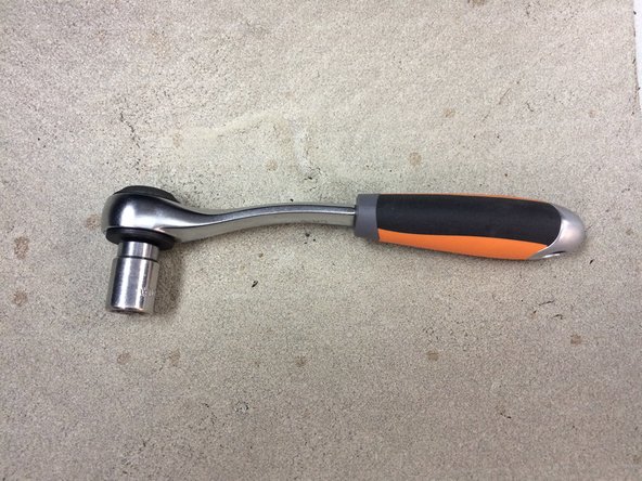 Pour cela il faut une clé de 10 pour retirer les 5 ecrous