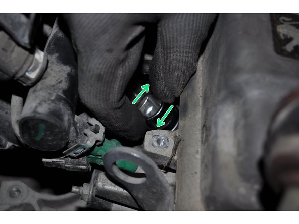 Visser précisément la bougie dans son axe avec la main sans forcer pour ne abîmer le filetage.