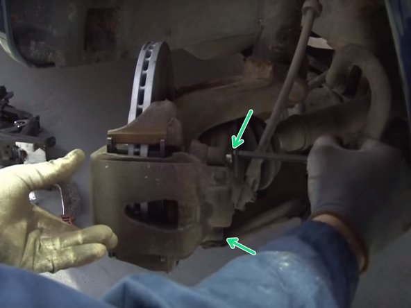 Revisser les deux vis Torx et repositionner les deux caches poussière.