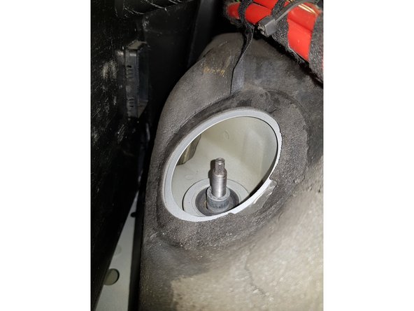 Une fois l'écrou totalement débloqué retirez la butée sur laquelle il est maintenue.