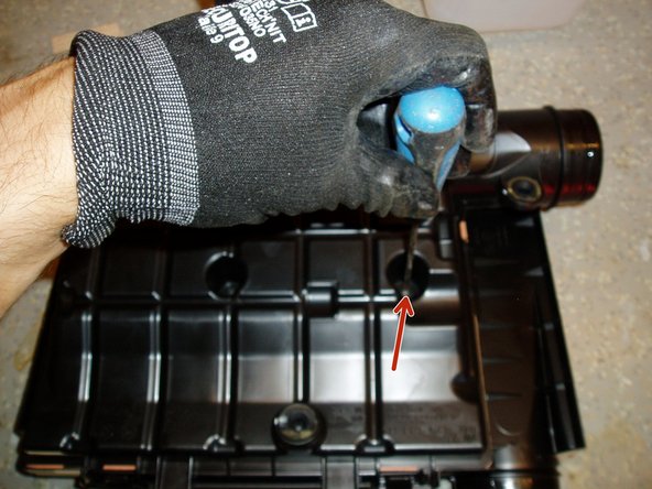 Retirer le capot du boitier de filtre à air en appuyant sur les 4 languettes