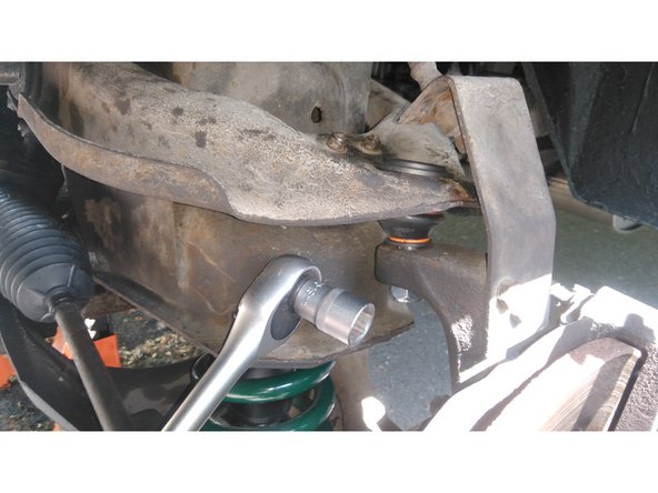 Insérer le cône de la rotule de suspension dans le logement du porte fusée