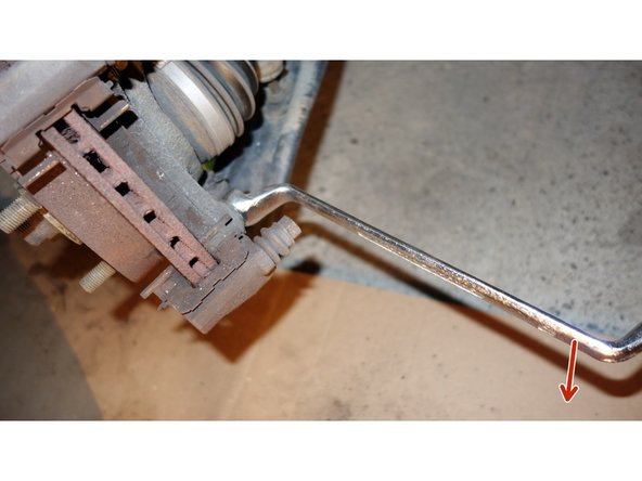 La force à exercer pour le déblocage des boulons étant importante, il est recommandé d'utiliser une clé avec rallonge.