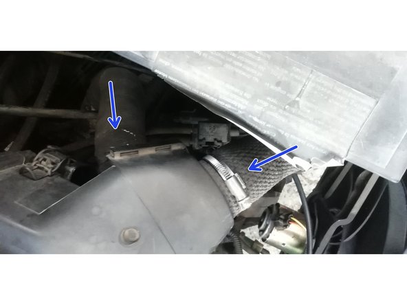 Replacez la boîte à air. Reconnectez les tuyaux et resserrez les colliers de serrage.