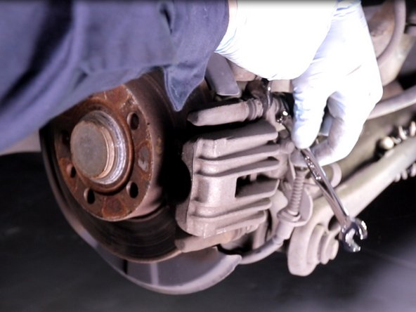 Débloquer les deux vis de l’étrier avec la clé de 13 et de 15