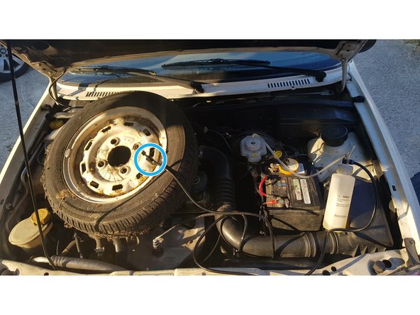 La pression maximale acceptée par votre système est écrite sur la bouteille, ici 1,4 bar. J'ai mis une pression d'1 bar dans la roue.