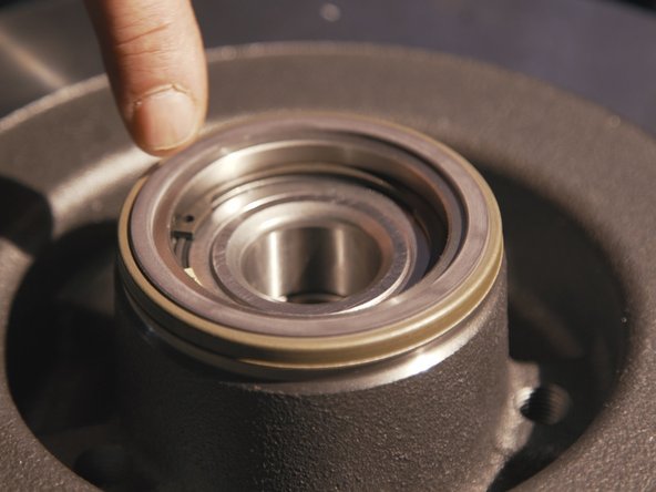 Comparer les dimensions et le système d'attache des nouvelles plaquettes avec les anciennes