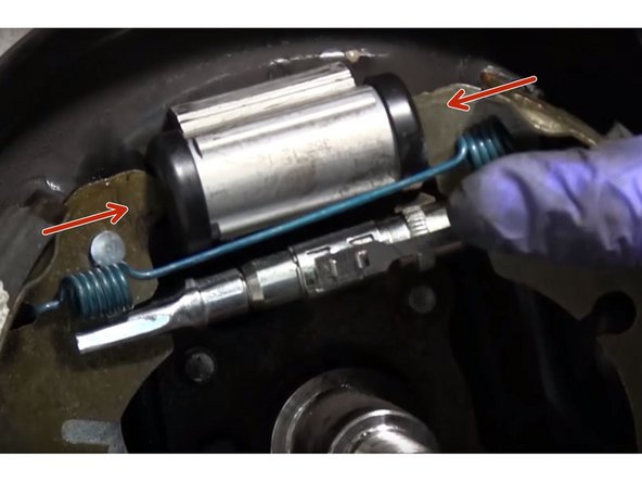 Enclencher le kit de frein en bas puis terminer par le haut