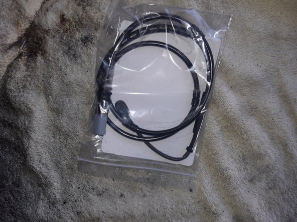 Après avoir remplacer les plaquettes et remonté l'étrier, on clipse le capteur d'usure sur la plaquette côté piston. Puis on fait cheminer le fil jusqu'au boiter de raccordement qui se trouve derrière la passage de roue (il suffit de dévisser un écran plastique pour accéder au boitier de raccord. C'est simplissime !