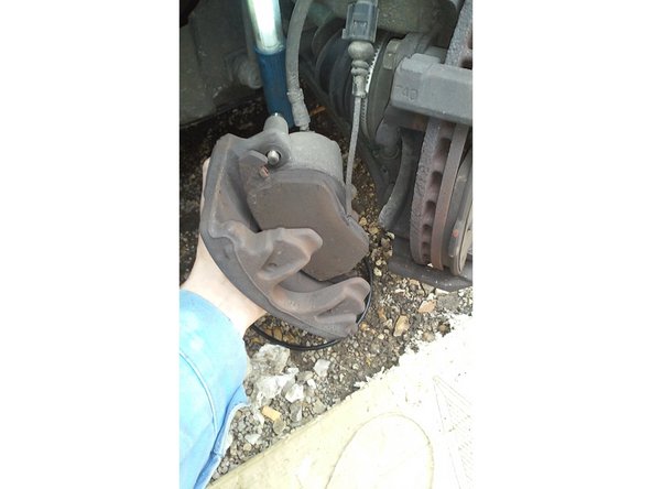 Retirer l'étrier de frein.