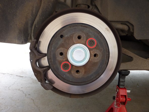 Remonter le disque de frein et serrer au couple (10Nm) les deux vis torx (repères rouges).