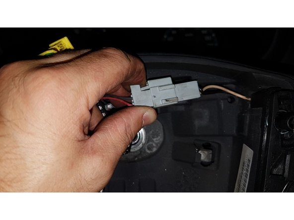 Déclipser la garniture supérieur (entr le volant et le compteur) et dégager la demi coquille. Il n'y a pas de vis.