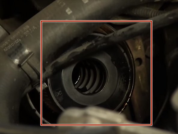 Retirer le filtre à huile du chapeau, nettoyer le chapeau et comparer l'ancien et le nouveau filtre à huile (diamètre ,longueur)