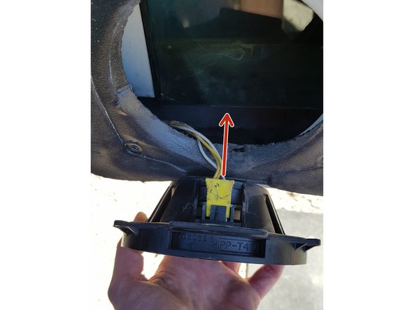 Retirez les 4 vis du haut-parleur.