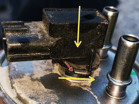 ATTENTION le capteur d eau est très fragile des petites pattes en plastique flèche rouge a ne surtout pas casser il faut appuyer dessus et tourner en sens inverse des aiguilles d une montre et une fois fait il tiré pour sortie le capteur