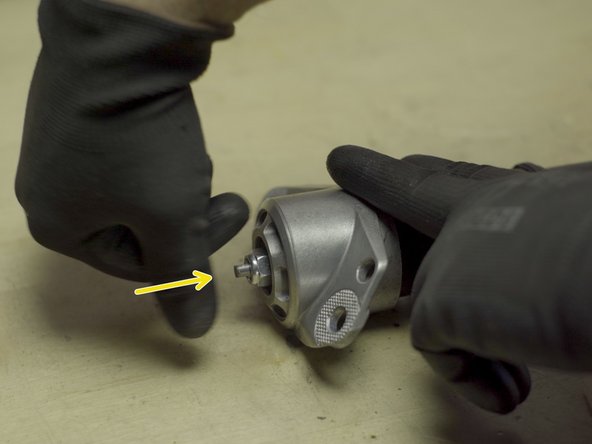 Replacer l'écrou de fixation de la butée d'amortisseur sur la tige