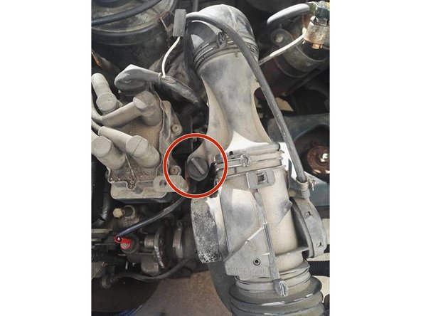 Tournez la vis en plastique d'un quart de tour et dégagez là de son logement