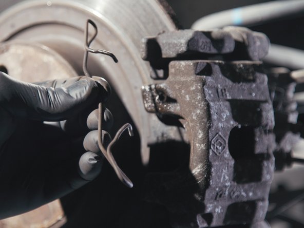 A l'aide d'un tournevis plat, déposer l'agrafe de maintient de l'étrier.