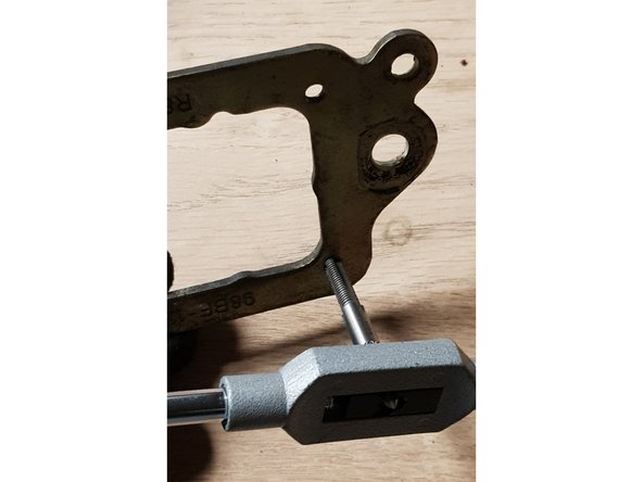 J'ai passé un coup de taraud sur les 4 trous par précaution, M5 iso.