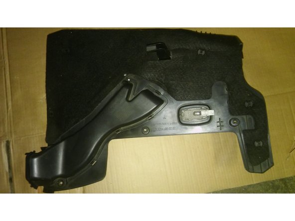 Le cache plastique est maintenant totalement désolidarisé du véhicule. (mettez le plus loin en attendant).