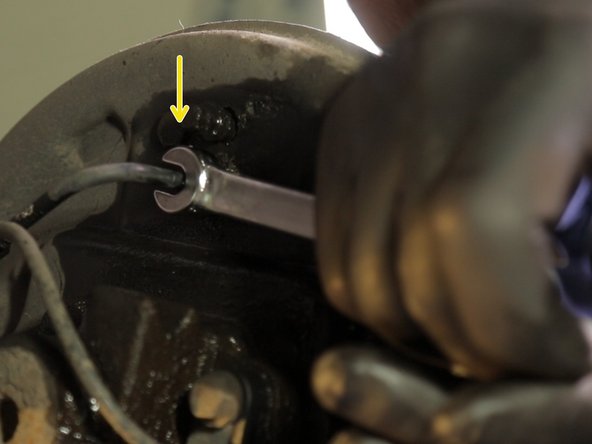 A l'aide d'une clé à tuyauter, desserrer le tuyau de frein