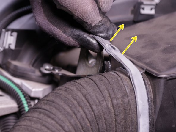 Décrocher la sangle élastique du résonateur du filtre à air